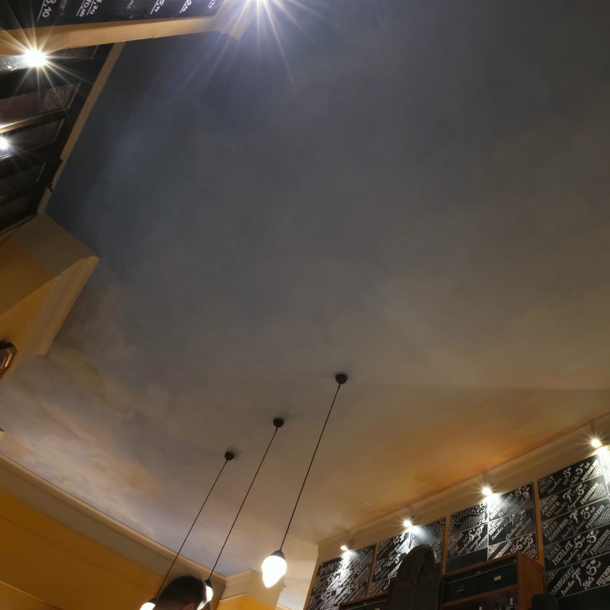 Deckenmalerei mit Wolkenhimmel in einem Weinlokal