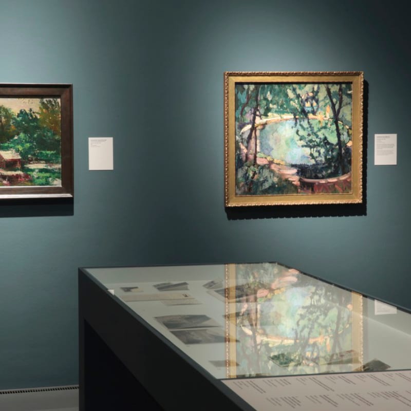 Ausstellungsraum mit farblich abgestimmten Wänden und Gemälden
