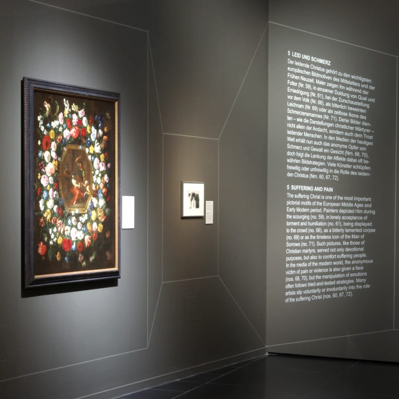 Illusionsmalerei mit perspektivisch verzerrten Linien an einer Wand