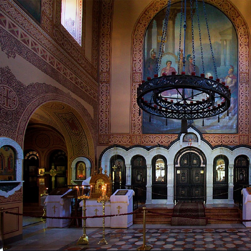 Reich ornamentierter Kirchenraum mit erneuerter Ausmalung